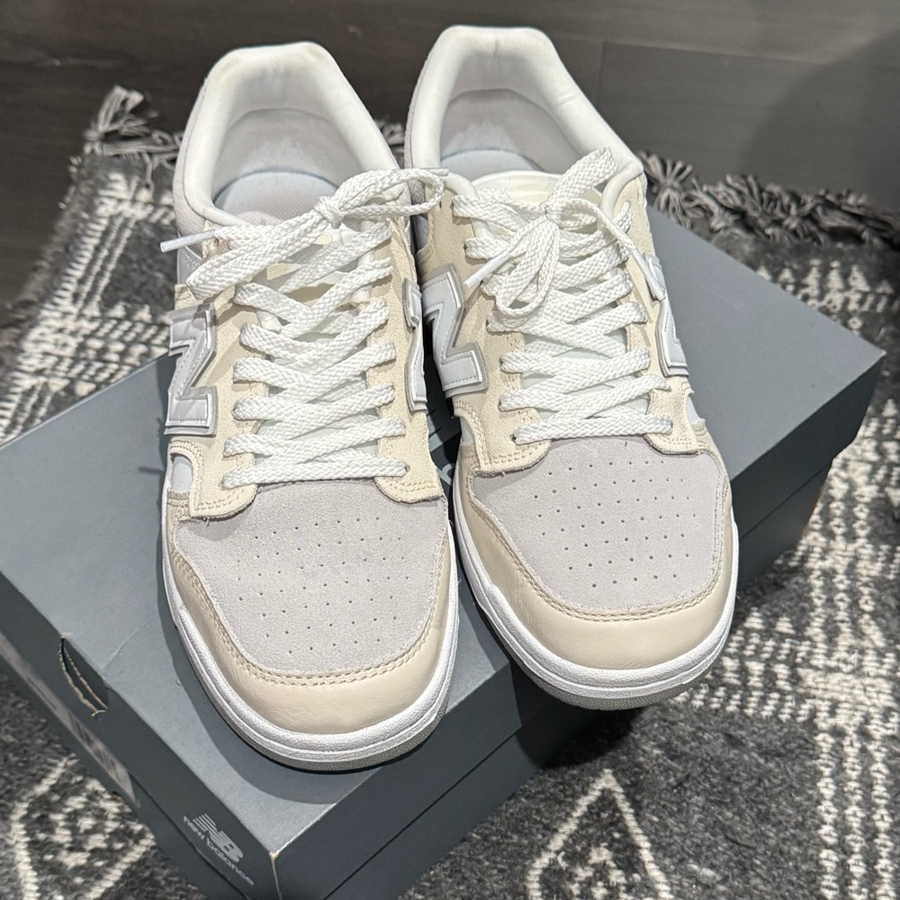 Men’s New Balance Court size 9. Beige and Cream. Excellent condition.